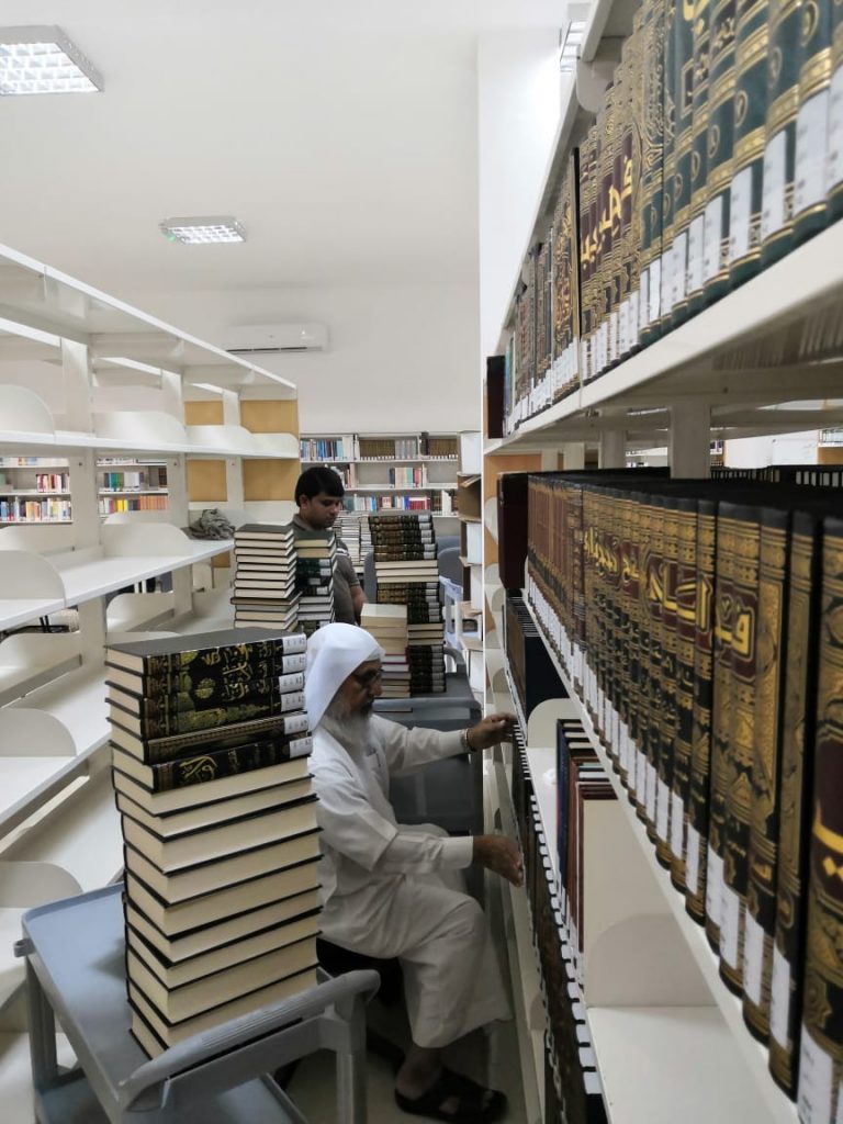 إنجاز 23% من مشروع ترتيب وتنظيم الكتب في المكتبة