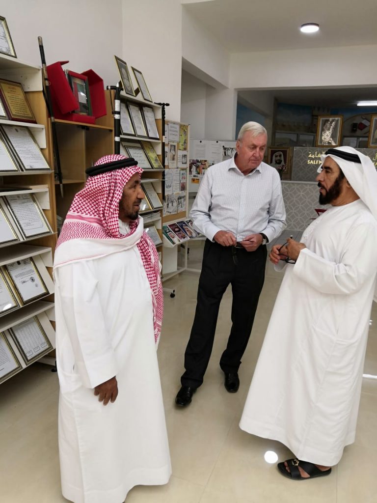 الكولونيل البريطاني ديفيد نيلد يزور المكتبة
